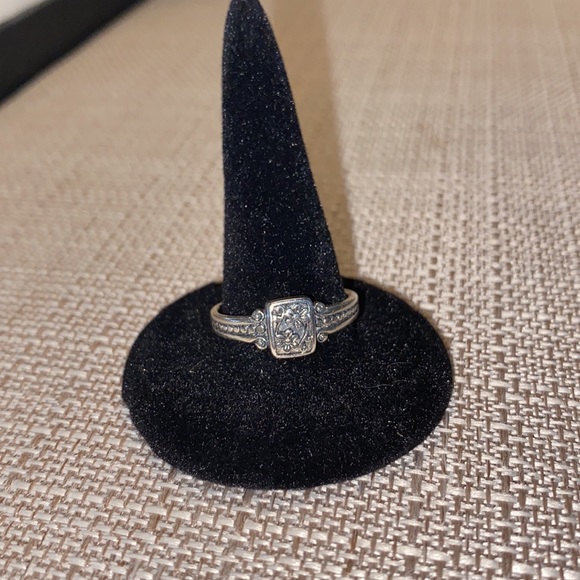Sterling silver flower embossed ring. Size 8.25 - Picture 6 of 6
